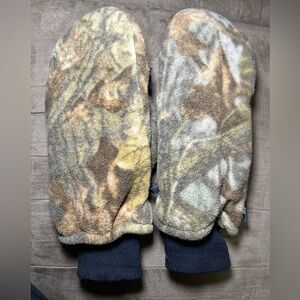 Cabela's Camouflage Fleece Gloves with Black Accents